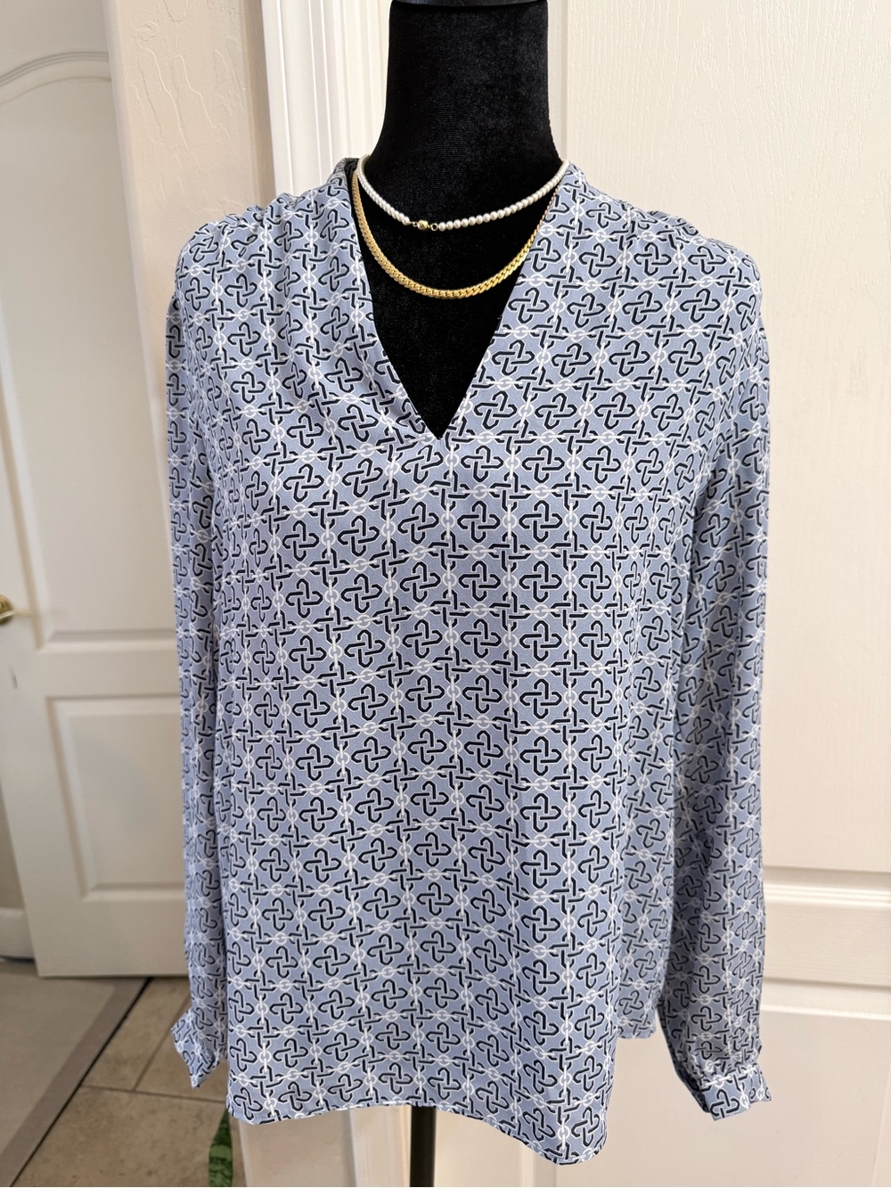 Ann Taylor Factory Geometric Printed V-Neck Blouse Size S